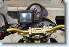 aubry5 * il nous dit: Voil� une petite bidouille pour monter le tomtom one sur ma Kawette.
J'ai profit� du cache fil de Speed pour monter le support Tomtom.
J'ai nrenforc� dessous pour eviter la tremblote et le tour est jou�.
Super visible, et pratique.
Seul dilemme, je ne vois pas le voyant point mort... mais bon.  * 1296 x 864 * (204KB)
