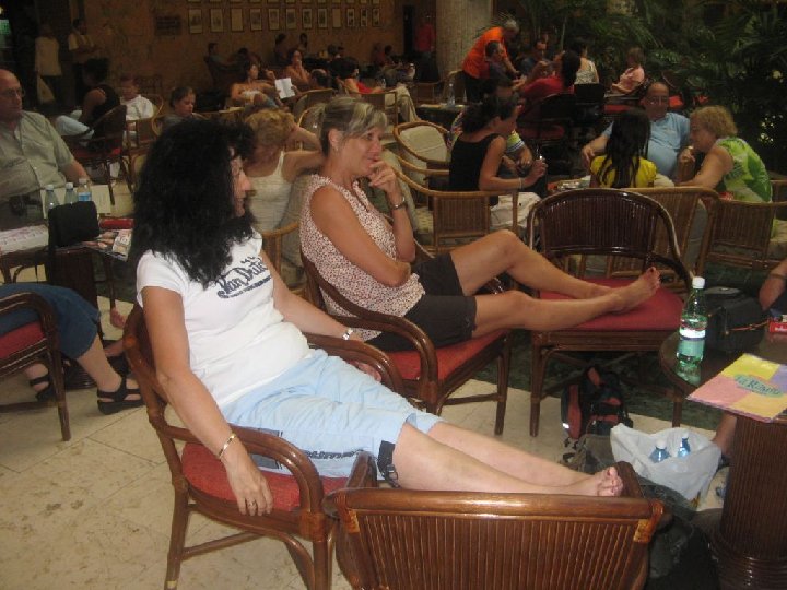 Carine et Ir�ne se d�tendent