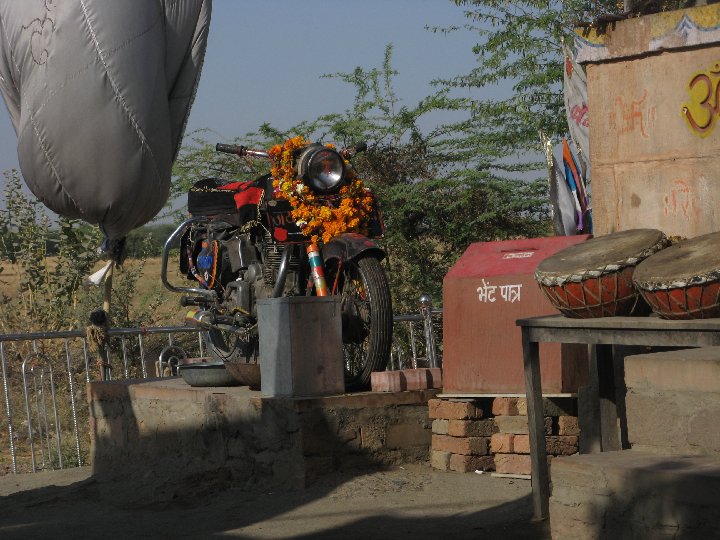 Le Sanctuaire Bullet Baaba � Chotila village