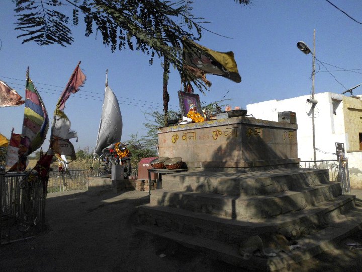Le Sanctuaire Bullet Baaba � Chotila village