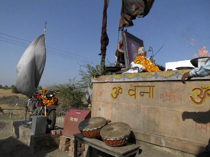 Le Sanctuaire Bullet Baaba � Chotila village