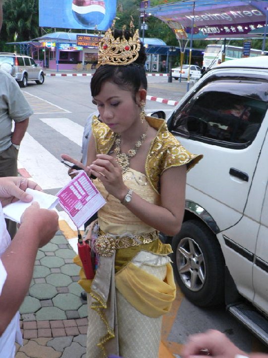 Phuket Fantasea: l'h�tesse d'acueil en costume Tha�