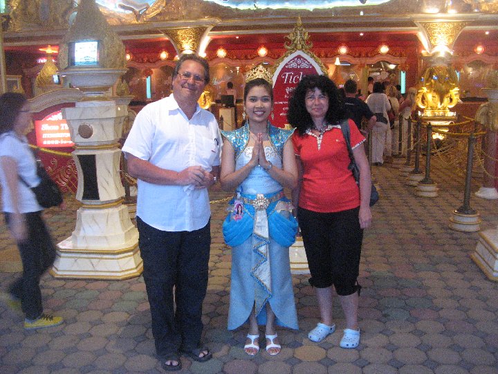 Phuket Fantasea: une h�tesse