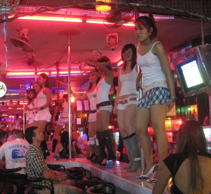 danseuses Tha�s dans un bar � bi�re